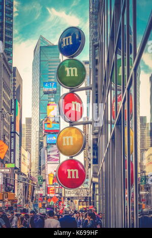 New York, USA - 27. September 2016: Fußgänger auf dem Weg zur legendären One Times Square Reklametafeln, beschäftigt 7. Avenue im Zentrum von Manhattan. Stockfoto