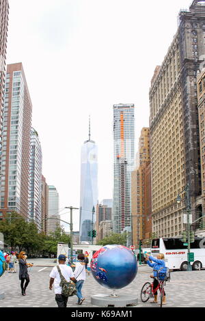 New York, USA - 28. September 2016: Eine in einer Reihe von Globen im fahrenden Kunst Installation aufgerufen, 'Cool Globes: Heiße Ideen für ein cooler Planet" situat Stockfoto