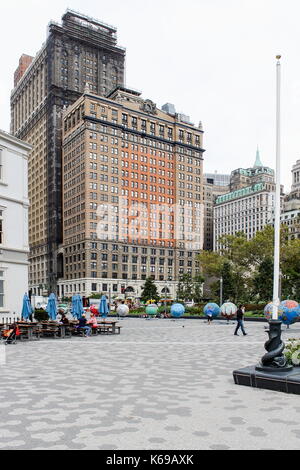 New York, USA - 28. September 2016: "Cool Globes: Heiße Ideen für ein cooler Planet" eine Kunstinstallation Bewusstsein für die globale Erwärmung der Batterie Par Stockfoto