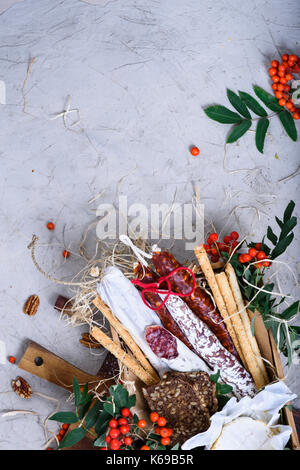 Geräucherte Wurstwaren Wurst mit Käse und Brot. Antipasti, spanische Vorspeise. Ansicht von oben, kopieren. Stockfoto