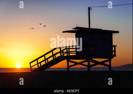 Lifeguard Tower Fotograf bei Sonnenuntergang in Venice Beach, CA. Stockfoto