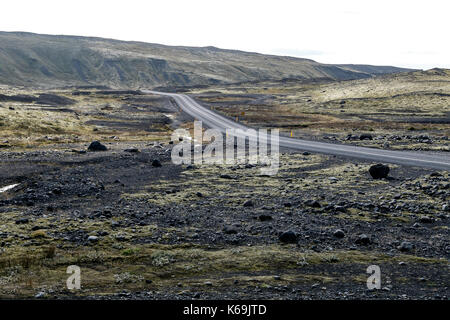Straße durch ein Lavafeld in Island reisen. Stockfoto