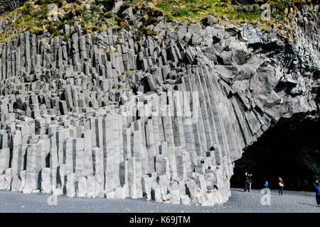 Berühmte basalt Säule bei Vik Strand in Island. Stockfoto
