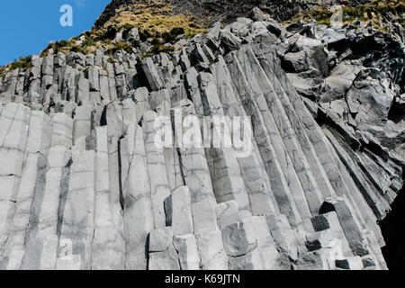 Berühmte basalt Säule bei Vik Strand in Island. Stockfoto