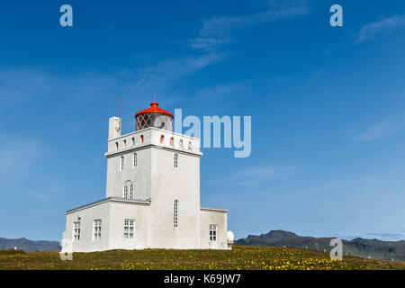 Dyrholaey Leuchtturm am südlichsten Punkt Islands. Stockfoto