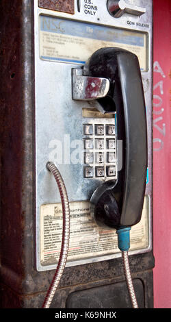 Abgebrochene Münzautomaten öffentliches Telefon mit Münze Steckplatz freigeben. Stockfoto