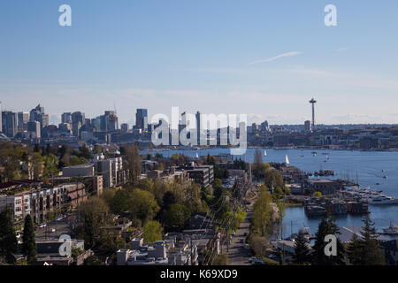 Die Innenstadt von Seattle, Washington, USA - 15. April 2017 - Luftaufnahme der Stadt während eines blue sky Frühling. Stockfoto