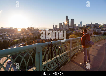 Die Innenstadt von Seattle, Washington, USA - 15. April 2017 - Fotografen, die Bilder von der Innenstadt von Seattle City Skyline von einem beliebten Standort auf Dr. Jose Stockfoto