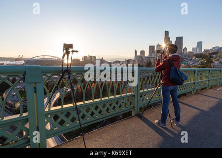 Die Innenstadt von Seattle, Washington, USA - 15. April 2017 - Fotografen, die Bilder von der Innenstadt von Seattle City Skyline von einem beliebten Standort auf Dr. Jose Stockfoto