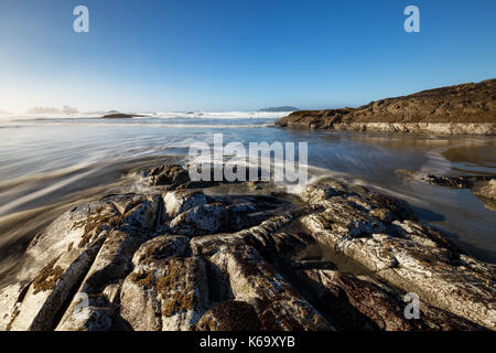 Lange Belichtung Landschaft Bild von einem felsigen Strand am Pazifik Küste. Bild bei Chesterman, Tofino, Vancouver Island, British Columbia, Cana genommen Stockfoto