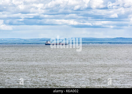 Cargo Schiff, Boot am St. Lawrence River im Sommer mit ruhigem Wasser von Charlevoix Küste in Quebec Stockfoto