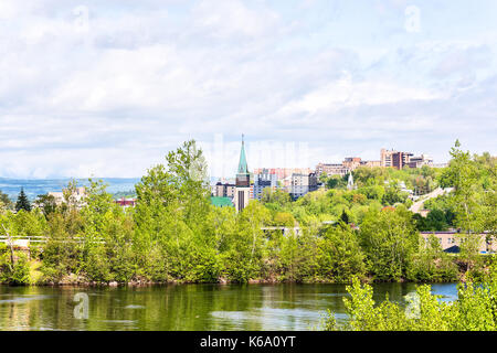 Stadtbild oder die Skyline des Saguenay, Kanada Stadt in Quebec im Sommer mit Kirchturm, viele Häuser, Gebäude und Green Park Bäume Stockfoto