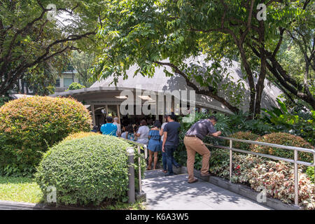 Sep 10, 2017 Menschen bei Sto Niño de Paz Kapelle, Greenbelt, Makati, Philippinen beten Stockfoto