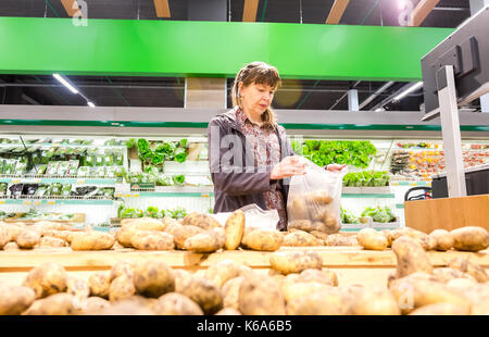 Samara, Russland - September 5, 2017: Junge Frau mit frischen Kartoffeln bei Einkauf im Supermarkt Stockfoto