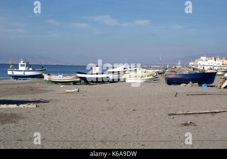 Fischerboote angedockt am Strand von San Miguel, San Miguel de Cabo de Gata, Almeria Provinz, Spanien Stockfoto