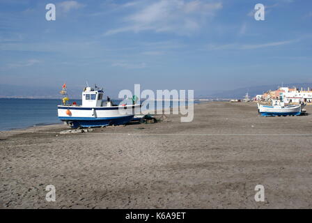 Fischerboote angedockt am Strand von San Miguel, San Miguel de Cabo de Gata, Almeria Provinz, Spanien Stockfoto