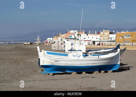 Angeln Boot, am Strand von San Miguel, San Miguel de Cabo de Gata, Almeria Provinz, Spanien Stockfoto