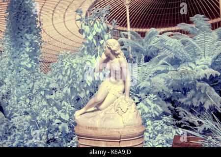 Statue von Eva, botanischen Gärten Infrarot Kamera die Versuchung Evas Kibble Palace glasgow Eve von scipione tadolini (c.1870) Stockfoto