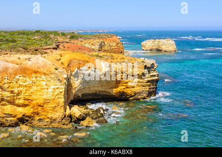 Langsam aber sicher die Strahlen Winde und Wellen langsam Erodieren der Kalkstein und Form Höhlen in den Felsen - Bucht von Märtyrern, Victoria, Australien Stockfoto