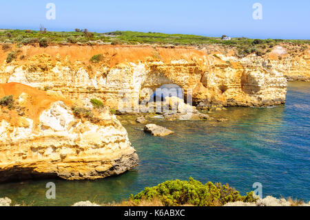 Langsam aber sicher die Strahlen Winde und Wellen langsam Erodieren der Kalkstein und Form Höhlen in den Felsen - Bucht von Märtyrern, Victoria, Australien Stockfoto