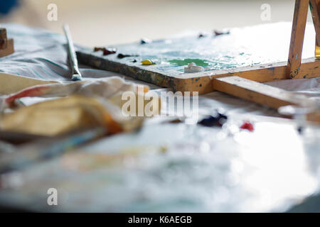 Bunten Ölfarben auf Holz- Palette. Arbeitsbereich Künstler Stockfoto