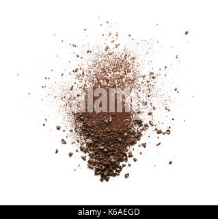 Shattered Kaffeepulver auf weißem Hintergrund Stockfoto