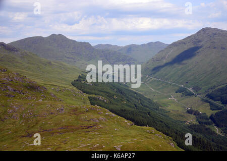 Der Rest und dankbar Parkplatz auf der A83 werden mit der Schottischen Berge Corbetts Beinn eine Lochain, Stob Coire Creagach und Beinn Luibhean im Glen Croe Stockfoto