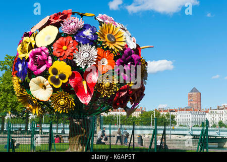 Metallische Blume Baum aus dem koreanischen Künstler Choi Jeong-hwa auf der Rhone Banken, für die redaktionelle Nutzung nur, Lyon, Rhône-Alpes, Frankreich Stockfoto