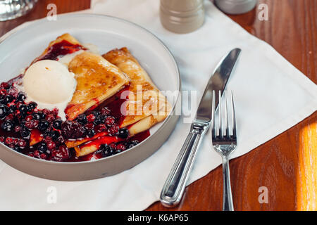 Crepes Pfannkuchen mit Banane und Eis. Stockfoto