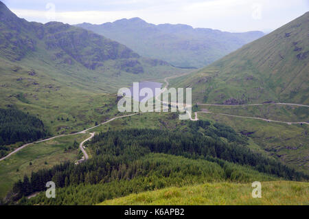 Der Rest und dankbar Parkplatz & Loch Restil auf der A 83 mit der Schottischen Berge Corbett Stob Coire Creagach im Hintergrund. Western Scotland. Stockfoto