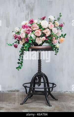 Hochzeit Blume Anordnung auf Grau strukturierten Hintergrund isoliert Stockfoto