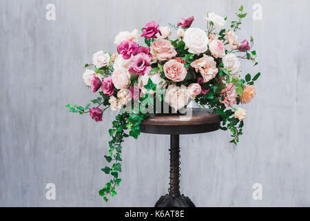 Hochzeit Blume Anordnung auf Grau strukturierten Hintergrund isoliert Stockfoto