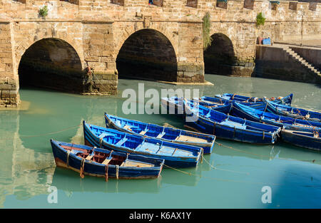 Ansicht der alten Festung Sqala du Port und blauen Fischerbooten in Essaouira. Marokko Stockfoto