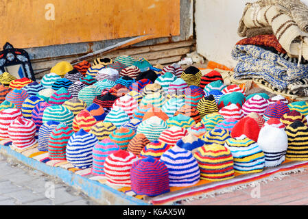 Farbige Hüte für den Verkauf auf dem Markt in Essaouira. Marokko Stockfoto