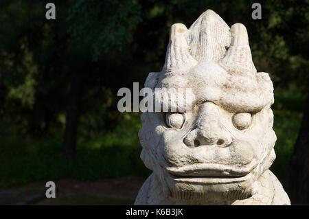 Die Statue eines stehenden Qilin in der allgemeinen Heiligen Weg die Ming-Gräber. Es wurde zwischen 1435 und 1540 errichtet. Shisanling, Peking, China Stockfoto