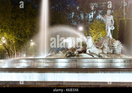 Nachtansicht des Neptuno Brunnen, Canovas del Castillo Square, Madrid Stockfoto