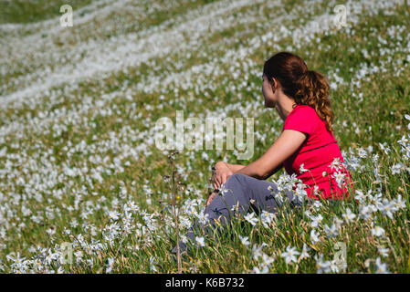 Junge Mädchen in der Narzisse Feld Stockfoto