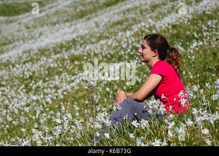 Junge Mädchen in der Narzisse Feld Stockfoto