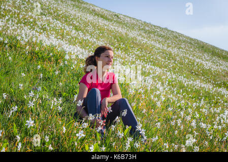 Junge Mädchen in der Narzisse Feld Stockfoto