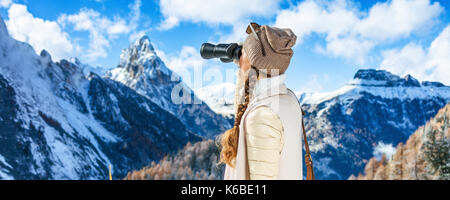 Winter auf der höheren Ebene der Spaß. Hinter der stilvollen reisenden Frau gegen Bergwelt in Südtirol, Italien Blick in die Ferne durch Gesehen Stockfoto