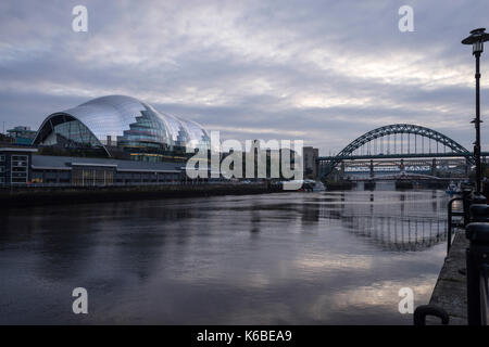 Die Newcaste-Upon-Tyne Newcastle/Gateshead in der Dämmerung, mit Salbei und Tyne Bridge Stockfoto