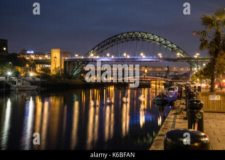 Die Newcaste-Upon-Tyne Newcastle/Gateshead in der Nacht, zeigt die Tyne Bridge und Reflexionen in den Fluss Tyne Stockfoto