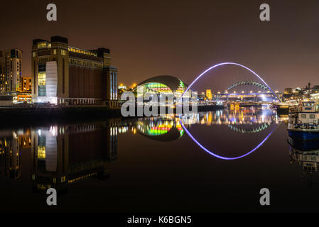 Die Newcaste-Upon-Tyne Newcastle/Gateshead in der Nacht, zeigt die Ostsee, Salbei, Millenniums und Tyne Brücken Stockfoto