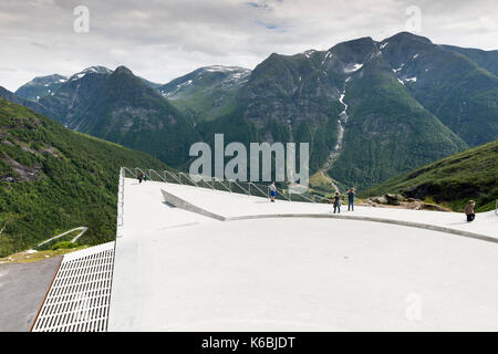 Eidfjord, Norwegen 26-07-2017: Nicht identifizierte Personen Utsikten an Gaularfjellet auf 26-07-2017: Die gaularfjellet ist einer der großen Anzeigen platf Stockfoto