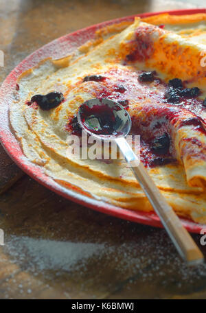 Weizen Pfannkuchen mit Preiselbeeren hausgemachte Marmelade Stockfoto