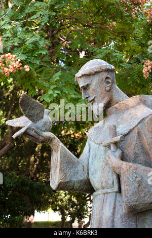 Sibenik, Kroatien - 18. August 2017: öffentliche Statue des Heiligen Franz von Assisi Holding eine Taube und ein Kreuz, im Park neben der Kirche der Muttergottes ou Stockfoto