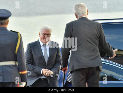 Der tschechische Präsident Milos Zeman, rechts, begrüßt Deutschland Präsident Dr. Frank-Walter Steinmeier, Mitte, in Prag ist zu seinem ersten offiziellen Besuch Dienstag, Sept. Stockfoto