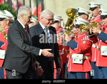 Der tschechische Präsident Milos Zeman, Links, begrüßt Deutschland Präsident Dr. Frank-Walter Steinmeier, rechts, in Prag zu seinem ersten offiziellen Besuch, Dienstag, 1. Sept. Stockfoto