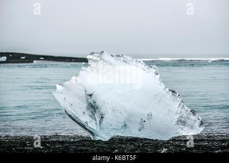 Ein Stück Eisberg am Strand liegen in der Nähe der Blauen Lagune Island. Stockfoto
