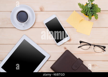 Tablet-Header-Bild. Büro-Zeug, Arbeitsplatz, Ansicht von oben Stockfoto